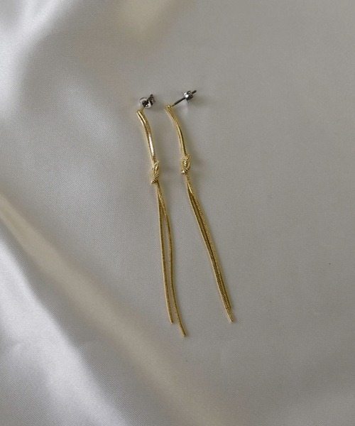 LA MUe（ラミュー）の「【LA MUe】ニッケルフリー ノットチェーン ロングピアス（ピアス（両耳用）・レディース・シルバー/ゴールド・FREE）」の13枚目の写真