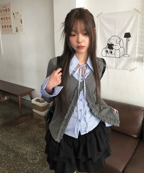 anyonemore(エニワンモア)の「ストライプシャツドッキングラッフルカーディガン(カーディガン/ボレロ・レディース・グレー・FREE)」の11枚目の写真