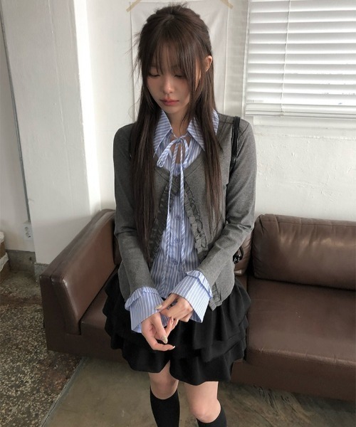 anyonemore(エニワンモア)の「ストライプシャツドッキングラッフルカーディガン(カーディガン/ボレロ・レディース・グレー・FREE)」の12枚目の写真