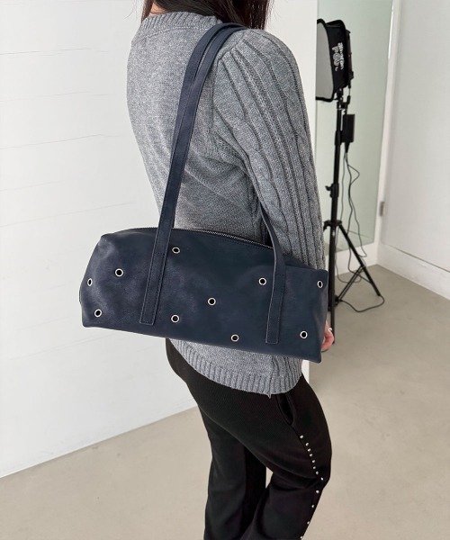 4INT.(フォイント)の「【4color】アイレット パンチング スクエア ショルダーバッグ(ショルダーバッグ・レディース・レッド/ブラウン/ネイビー/ブラック・FREE)」の3枚目の写真