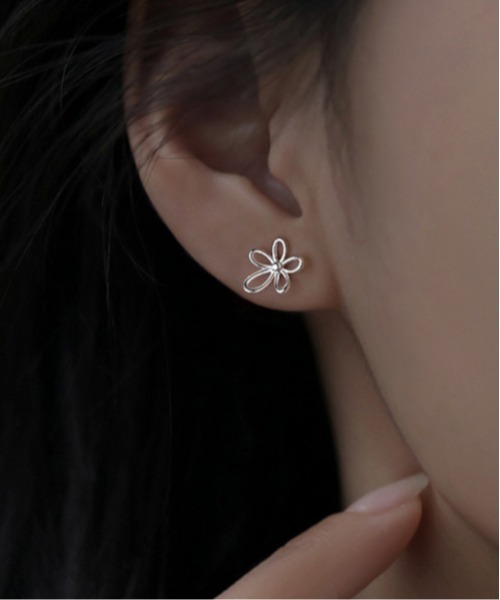 ARCHIVER(アーカイバ)の「【Bz】フラワードローイングモチーフワンポイントペアピアス(MA/EKW142)(ピアス(両耳用)・レディース・シルバー・FREE)」の2枚目の写真