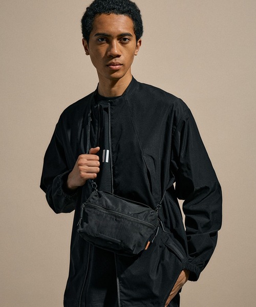 NUMERALS（ヌメラルズ）の「[NUMERALS]TWO POCKETS SHOULDER BAG（ショルダーバッグ・メンズ・カーキ/ブラック・FREE）」の3枚目の写真