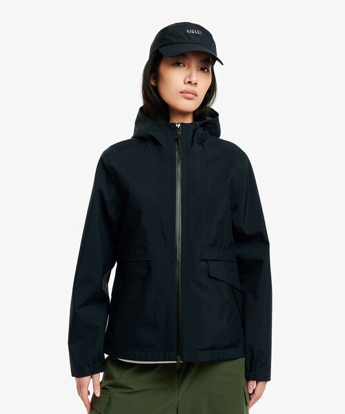 AIGLE(エーグル)の「GORE-TEX ゴアテックス 防風 防水 透湿 3レイヤー フーディジャケット(マウンテンパーカー・レディース・セージグリーン/ブラック/イエロー・36/38/40)」の2枚目の写真