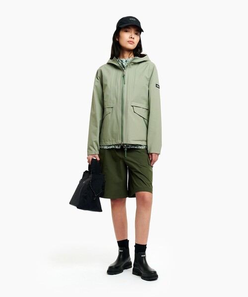 AIGLE(エーグル)の「GORE-TEX ゴアテックス 防風 防水 透湿 3レイヤー フーディジャケット(マウンテンパーカー・レディース・セージグリーン/ブラック/イエロー・36/38/40)」の10枚目の写真