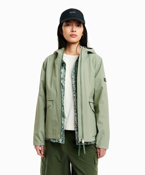 AIGLE(エーグル)の「GORE-TEX ゴアテックス 防風 防水 透湿 3レイヤー フーディジャケット(マウンテンパーカー・レディース・セージグリーン/ブラック/イエロー・36/38/40)」の9枚目の写真