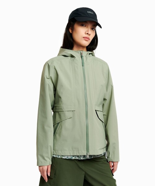 AIGLE(エーグル)の「GORE-TEX ゴアテックス 防風 防水 透湿 3レイヤー フーディジャケット(マウンテンパーカー・レディース・セージグリーン/ブラック/イエロー・36/38/40)」の8枚目の写真