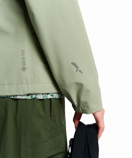 AIGLE(エーグル)の「GORE-TEX ゴアテックス 防風 防水 透湿 3レイヤー フーディジャケット(マウンテンパーカー・レディース・セージグリーン/ブラック/イエロー・36/38/40)」の5枚目の写真