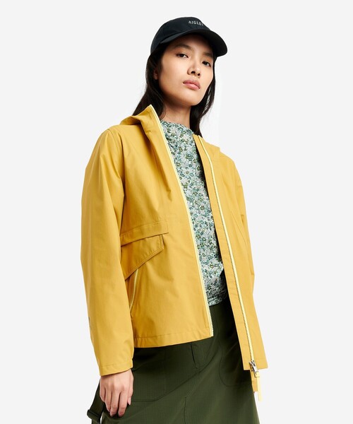 AIGLE(エーグル)の「GORE-TEX ゴアテックス 防風 防水 透湿 3レイヤー フーディジャケット(マウンテンパーカー・レディース・セージグリーン/ブラック/イエロー・36/38/40)」の4枚目の写真