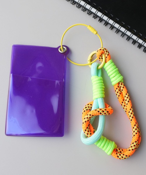 ammy.（エイミードット）の「【 ammy. / エイミードット 】 ワイヤーリング付き カラフル クリア ID カード ケース（カードケース・レディース・クリア/ブラック/ピンク/パープル/イエロー/オレンジ・FREE）」の2枚目の写真