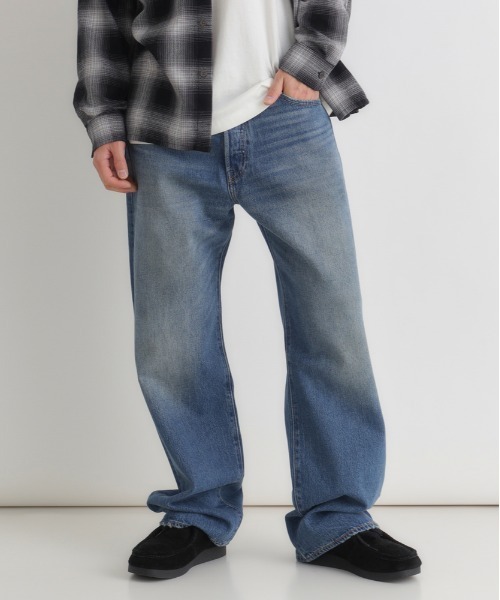 Levi's（リーバイス）の「【Levi's】501 ルーズ デニムパンツ (ライトブルー / ヴィンテージ加工 / 着回し力)（デニムパンツ・メンズ・ダークインディゴブルー・32inch/28inch/29inch/30inch/31inch/34inch/36inch）」の2枚目の写真
