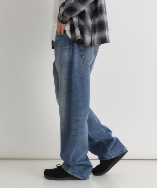 Levi's（リーバイス）の「【Levi's】501 ルーズ デニムパンツ (ライトブルー / ヴィンテージ加工 / 着回し力)（デニムパンツ・メンズ・ダークインディゴブルー・32inch/28inch/29inch/30inch/31inch/34inch/36inch）」の3枚目の写真