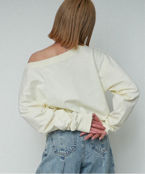 OFROOM(オフルーム)の「Off-Shoulder Sweat Top|オフショルスウェットトップス(Tシャツ/カットソー・レディース・グレー/アイボリー/チャコールグレー・FREE)」の2枚目の写真