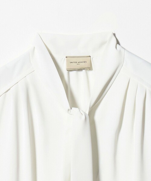 UNITED ARROWS（ユナイテッドアローズ）の「ボウタイ ショートスリーブ ブラウス（シャツ/ブラウス・レディース・その他2/オフホワイト/ネイビー・FREE）」の7枚目の写真