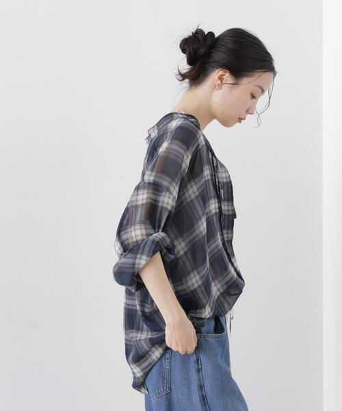 NANO universe（ナノユニバース）の「シアーチェックプリントピンタックスタンドカラーブラウス（シャツ/ブラウス・レディース・ブラック/ベージュ/ネイビー・FREE）」の4枚目の写真