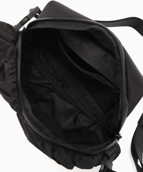 Cote&Ciel（コートエシエル）の「COTE&CIEL NEVA GATHERED（ショルダーバッグ・メンズ・ブラック・FREE）」の6枚目の写真