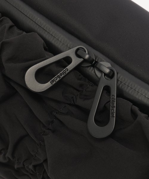 Cote&Ciel（コートエシエル）の「COTE&CIEL NEVA GATHERED（ショルダーバッグ・メンズ・ブラック・FREE）」の4枚目の写真