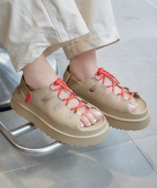 UGG(アグ)の「W GOLDENGLOW TOGGLE 1179370-MDSD(サンダル・レディース・ベージュ・9/8/7/6/5)」の1枚目の写真