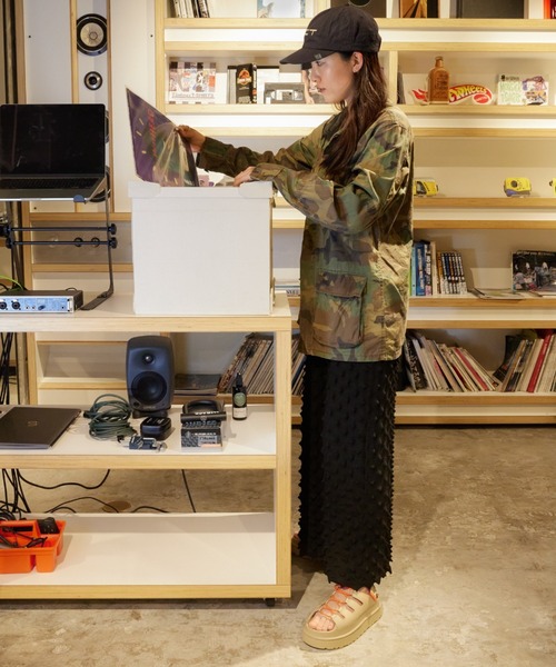 UGG(アグ)の「W GOLDENGLOW TOGGLE 1179370-MDSD(サンダル・レディース・ベージュ・9/8/7/6/5)」の3枚目の写真