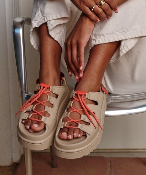 UGG（アグ）の「W GOLDENGLOW TOGGLE　1179370-MDSD（サンダル・レディース・ベージュ・9/8/7/6/5）」の7枚目の写真