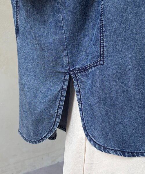 Chez toi(シェトワ)の「【体型カバー】【2WAY仕様】パウダー加工デニムドルマンブラウス(シャツ/ブラウス・レディース・グレー/サックスブルー/インディゴブルー・FREE)」の6枚目の写真