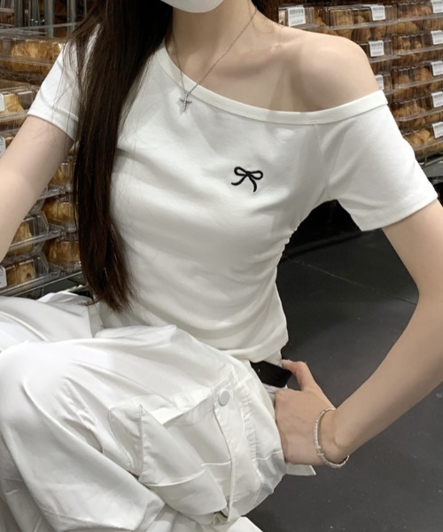 AMAJI（アマジ）の「ワンショルダー 刺繍 ギャザー デザイン 半袖Tシャツ（Tシャツ/カットソー・レディース・ブラック/ホワイト・SMALL/MEDIUM/LARGE/X-LARGE）」の3枚目の写真