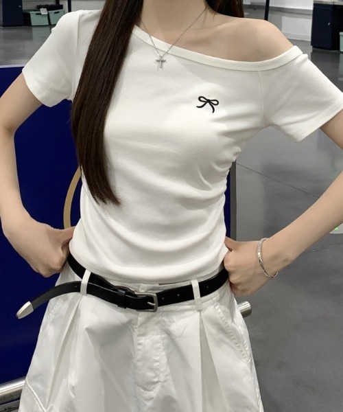 AMAJI（アマジ）の「ワンショルダー 刺繍 ギャザー デザイン 半袖Tシャツ（Tシャツ/カットソー・レディース・ブラック/ホワイト・SMALL/MEDIUM/LARGE/X-LARGE）」の4枚目の写真