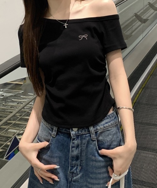 AMAJI（アマジ）の「ワンショルダー 刺繍 ギャザー デザイン 半袖Tシャツ（Tシャツ/カットソー・レディース・ブラック/ホワイト・SMALL/MEDIUM/LARGE/X-LARGE）」の5枚目の写真