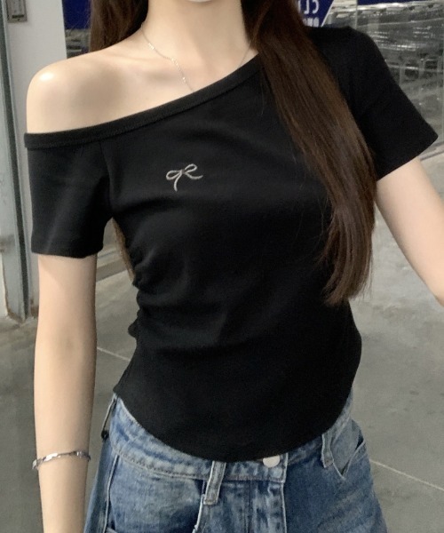 AMAJI（アマジ）の「ワンショルダー 刺繍 ギャザー デザイン 半袖Tシャツ（Tシャツ/カットソー・レディース・ブラック/ホワイト・SMALL/MEDIUM/LARGE/X-LARGE）」の6枚目の写真