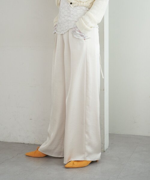 SHENERY(シーナリー)の「サテンワイドパンツ(その他パンツ・レディース・アイボリー/モカ・38/36/34)」の9枚目の写真