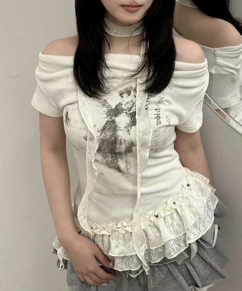 Never mind the XU / Chikashitsu+（ネバーマインド ザ エックスユー / チカシツプラス）の「【nmtc+】Drape Neck Frill Tee Scarf Set / 【エヌエムティーシープラス】ドレープネックフリルスカーフセットTシャツ（Tシャツ/カットソー・レディース・ホワイト/グレー/チャコール・ONE SIZE）」の2枚目の写真