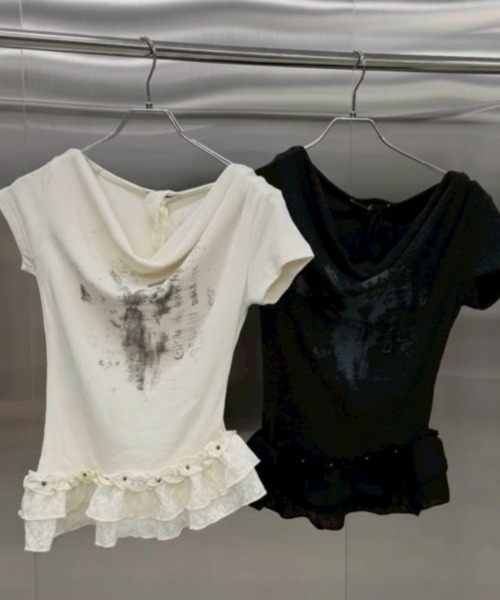 Never mind the XU / Chikashitsu+（ネバーマインド ザ エックスユー / チカシツプラス）の「【nmtc+】Drape Neck Frill Tee Scarf Set / 【エヌエムティーシープラス】ドレープネックフリルスカーフセットTシャツ（Tシャツ/カットソー・レディース・ホワイト/グレー/チャコール・ONE SIZE）」の4枚目の写真