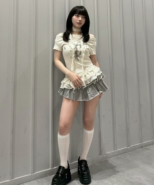 Never mind the XU / Chikashitsu+（ネバーマインド ザ エックスユー / チカシツプラス）の「【nmtc+】Drape Neck Frill Tee Scarf Set / 【エヌエムティーシープラス】ドレープネックフリルスカーフセットTシャツ（Tシャツ/カットソー・レディース・ホワイト/グレー/チャコール・ONE SIZE）」の5枚目の写真
