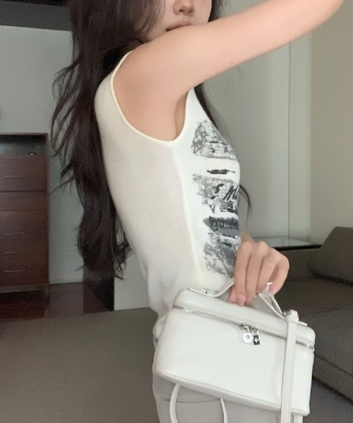 AVYL(アヴィル)の「ニュアンスグラフィック ノースリーブサマーニットトップス(タンクトップ・レディース・ホワイト/ブラック・M)」の9枚目の写真