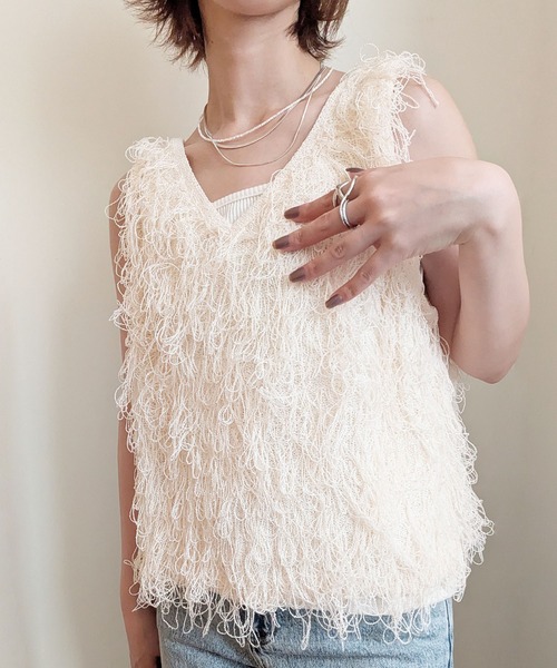 styiro（スタイロ）の「ループフリンジ ニットベスト レイヤードトップス 秋服 冬 大人カジュアル（ベスト・レディース・アイボリー/ブラック・M）」の6枚目の写真