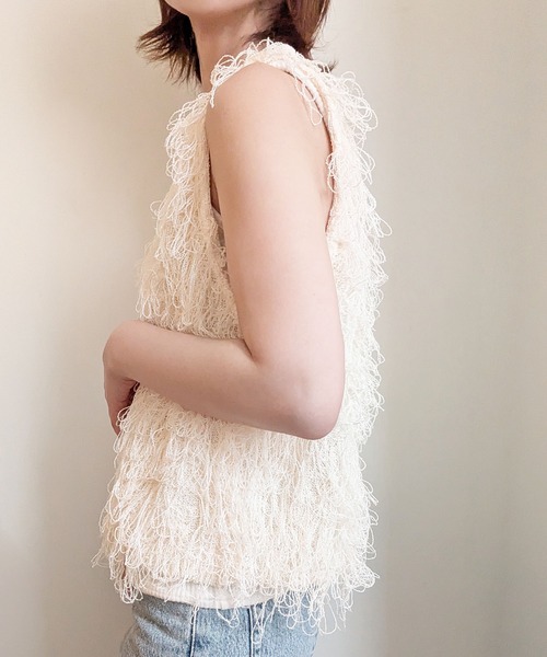 styiro（スタイロ）の「ループフリンジ ニットベスト レイヤードトップス 秋服 冬 大人カジュアル（ベスト・レディース・アイボリー/ブラック・M）」の7枚目の写真