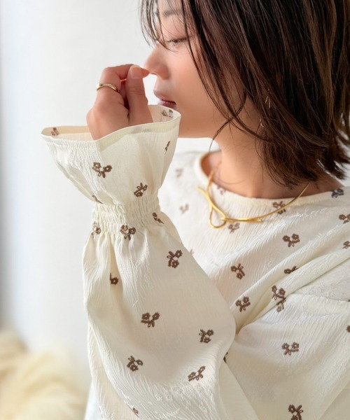 Classical Evon（クラシカルエヴォン）の「【Classical Evon】品よく、大人の装いに華やぎを。ジャガード小花柄キャンディスリーブブラウス（長袖）（シャツ/ブラウス・レディース・ブラック/アイボリー・MEDIUM/LARGE/X-LARGE/SMALL）」の4枚目の写真