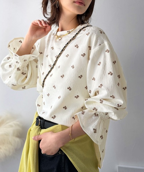 Classical Evon（クラシカルエヴォン）の「【Classical Evon】品よく、大人の装いに華やぎを。ジャガード小花柄キャンディスリーブブラウス（長袖）（シャツ/ブラウス・レディース・ブラック/アイボリー・MEDIUM/LARGE/X-LARGE/SMALL）」の5枚目の写真