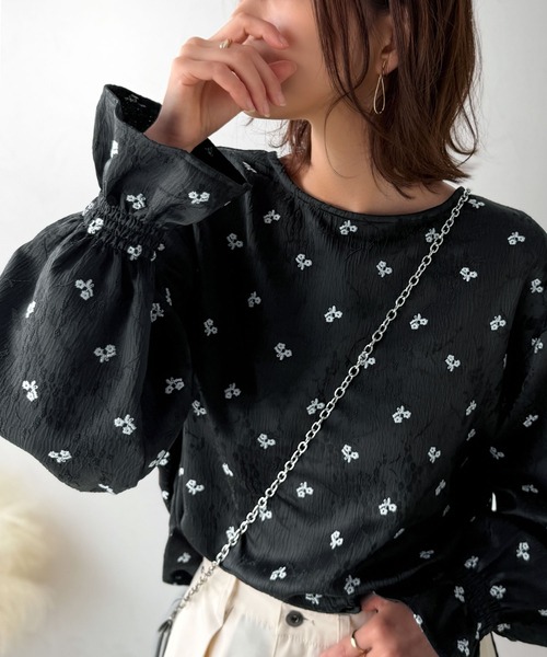 Classical Evon（クラシカルエヴォン）の「【Classical Evon】品よく、大人の装いに華やぎを。ジャガード小花柄キャンディスリーブブラウス（長袖）（シャツ/ブラウス・レディース・ブラック/アイボリー・MEDIUM/LARGE/X-LARGE/SMALL）」の3枚目の写真