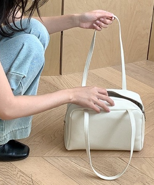 Alum'(アルム)の「ロングハンドルスクエアボストンバッグ(ボストンバッグ・レディース・イエロー/ホワイト/ブラック/サックスブルー・FREE)」の9枚目の写真
