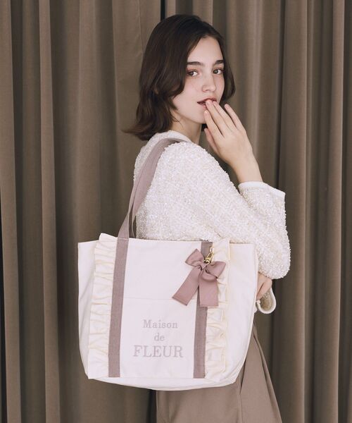 Maison de FLEUR(メゾンドフルール)の「フロントフリルマルチポケットトートバッグ(トートバッグ・レディース・アイボリー/ブラック・FREE)」の1枚目の写真