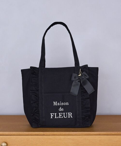 Maison de FLEUR(メゾンドフルール)の「フロントフリルマルチポケットトートバッグ(トートバッグ・レディース・アイボリー/ブラック・FREE)」の2枚目の写真