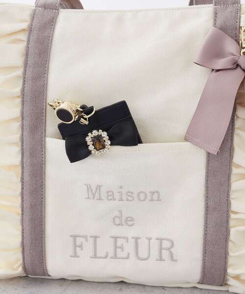 Maison de FLEUR(メゾンドフルール)の「フロントフリルマルチポケットトートバッグ(トートバッグ・レディース・アイボリー/ブラック・FREE)」の15枚目の写真