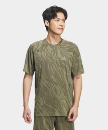 テック エッセンシャルズ クール タッチ レギュラーフィット カモ AOP 半袖Tシャツ / アディダス adidas