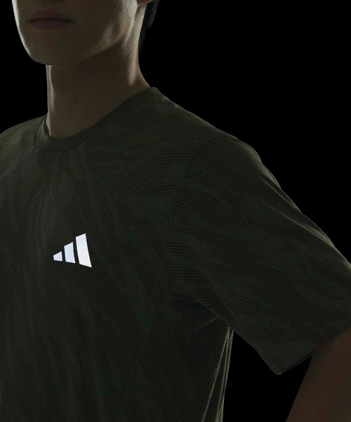 adidas(アディダス)の「テック エッセンシャルズ クール タッチ レギュラーフィット カモ AOP 半袖Tシャツ / アディダス adidas(Tシャツ/カットソー・メンズ・カーキ・XX-LARGE/3XL/LARGE/MEDIUM/SMALL/X-LARGE/X-SMALL)」の3枚目の写真