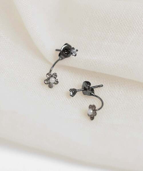 ANEMONE（アネモネ）の「ビジュー×フラワーバックキャッチピアス（ピアス（両耳用）・レディース・シルバー/ピンク/ホワイト/ブラック・FREE）」の9枚目の写真