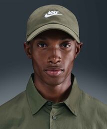 NIKE（ナイキ）の「ナイキ クラブ アンストラクチャード フューチュラ ウォッシュ キャップ / Nike Club Unstructured Futura Wash Cap FB5368-222 Medium Olive（キャップ・メンズ）」