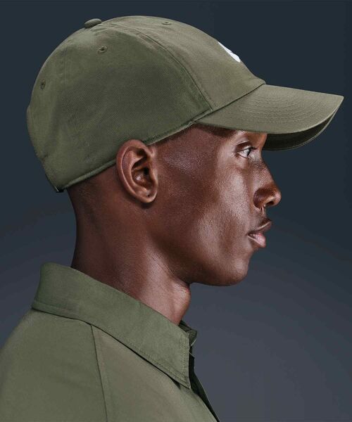 NIKE(ナイキ)の「ナイキ クラブ アンストラクチャード フューチュラ ウォッシュ キャップ / Nike Club Unstructured Futura Wash Cap FB5368-222 Medium Olive(キャップ・メンズ・オリーブ・M/L)」の2枚目の写真