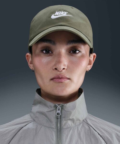 NIKE(ナイキ)の「ナイキ クラブ アンストラクチャード フューチュラ ウォッシュ キャップ / Nike Club Unstructured Futura Wash Cap FB5368-222 Medium Olive(キャップ・メンズ・オリーブ・M/L)」の3枚目の写真