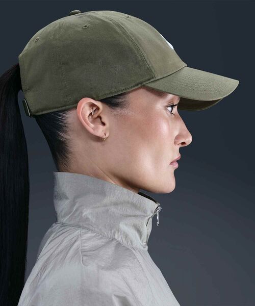 NIKE(ナイキ)の「ナイキ クラブ アンストラクチャード フューチュラ ウォッシュ キャップ / Nike Club Unstructured Futura Wash Cap FB5368-222 Medium Olive(キャップ・メンズ・オリーブ・M/L)」の4枚目の写真