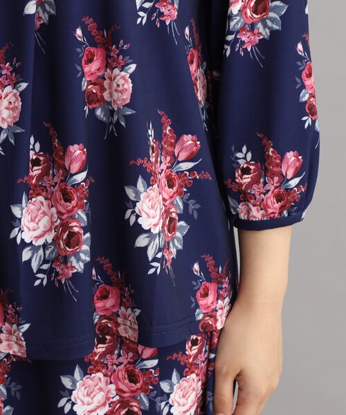 LAURA ASHLEY（ローラアシュレイ）の「【ジャージ素材／洗える／同柄アイテムあり】チスウィック柄プルオーバー（Tシャツ/カットソー・レディース・ネイビー系・38/40）」の2枚目の写真
